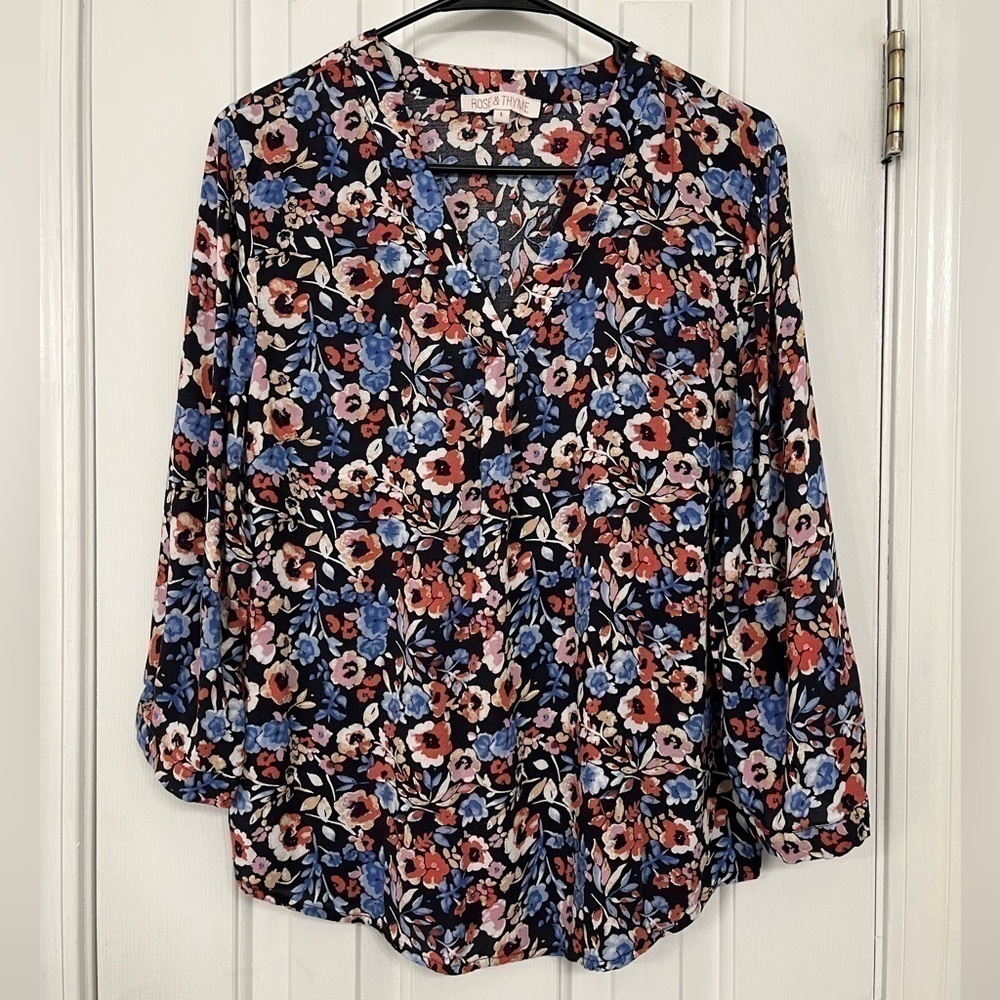 𝅺ROSE & Thyme v-neck black, blue & coral 3/4 sleeve floral blouse, size large.